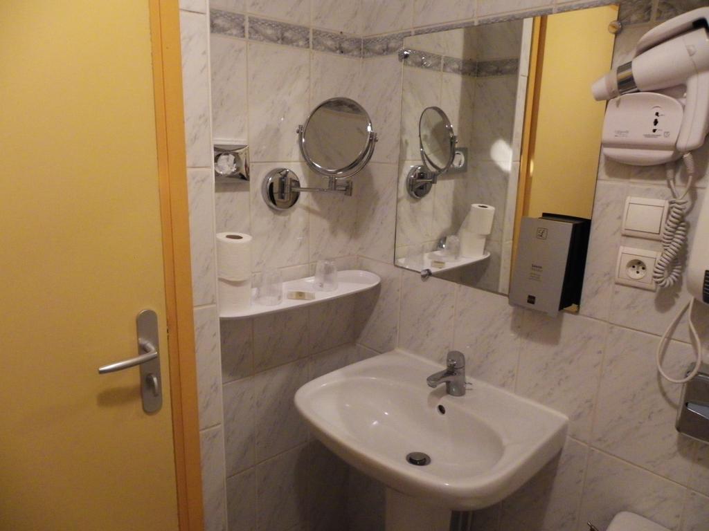 Le Bilboquet Hotell Le Puy-en-Velay Exteriör bild