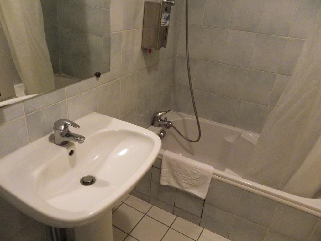 Le Bilboquet Hotell Le Puy-en-Velay Exteriör bild